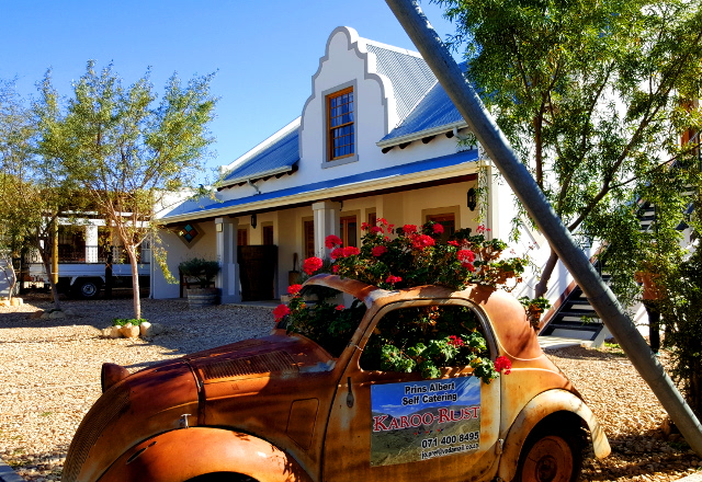 Karoo Rust self catering with a rusty car in foreground