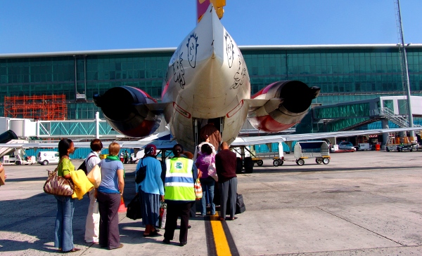 loud engines of a 1time MD80 aircraft