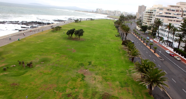 paragliding landing on the Sea Point promenade